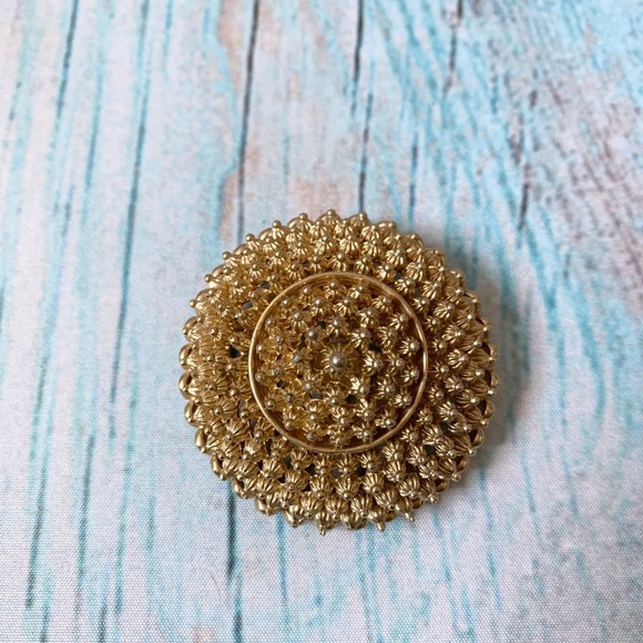 Set of 3 gold tone vintage Coro pins - Picture 7 of 10